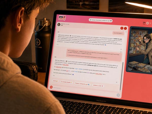 Un adolescent échange avec le compagnon DYS-Cours sur son ordinateur portable